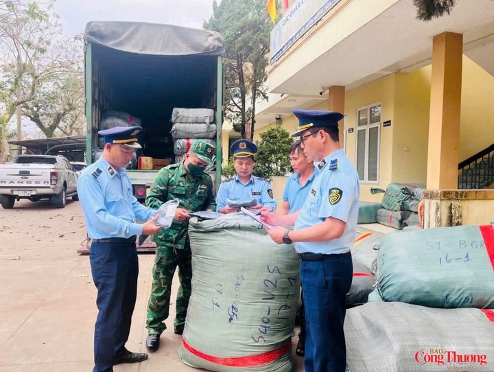 Lực lượng chức năng kiểm tra số lượng hàng hoá vi phạm tại tỉnh Quảng Trị