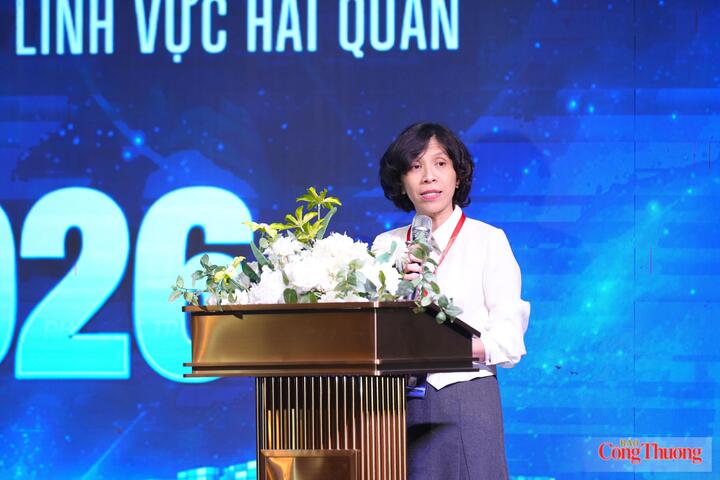 Bà Lại Việt Anh, Phó Cục trưởng Cục Thương mại điện tử và Kinh tế số (Bộ Công Thương) phát biểu khai mạc diễn đàn.
