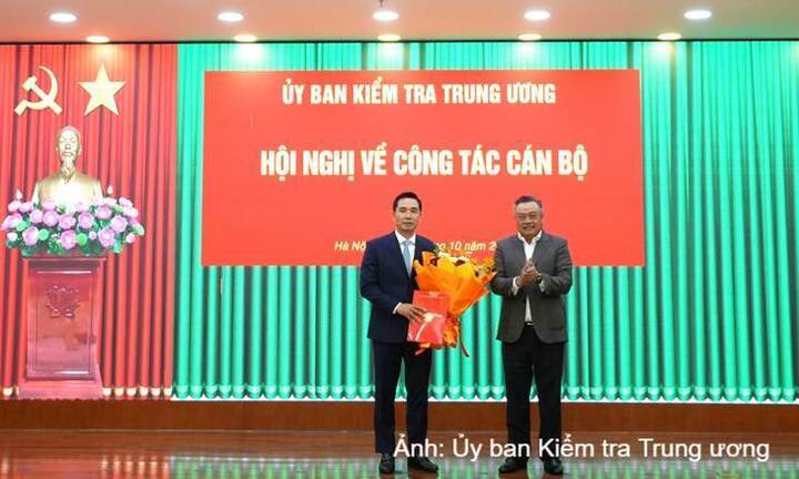 Đồng chí Trần Sỹ Thanh trao quyết định và tặng hoa chúc mừng đồng chí Trần Văn Phúc.