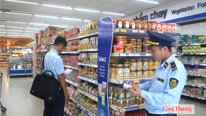Lực lượng Quản lý thị trường Đà Nẵng tăng cường kiểm tra, kiểm soát giá trong mùa mưa bão.