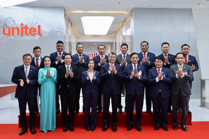 Thủ tướng Lê Minh Hưng và đoàn đại biểu cấp cao Việt Nam tại Công ty Star Telecom (Unitel). Ảnh: chinhphu.vn/Nhật Bắc
