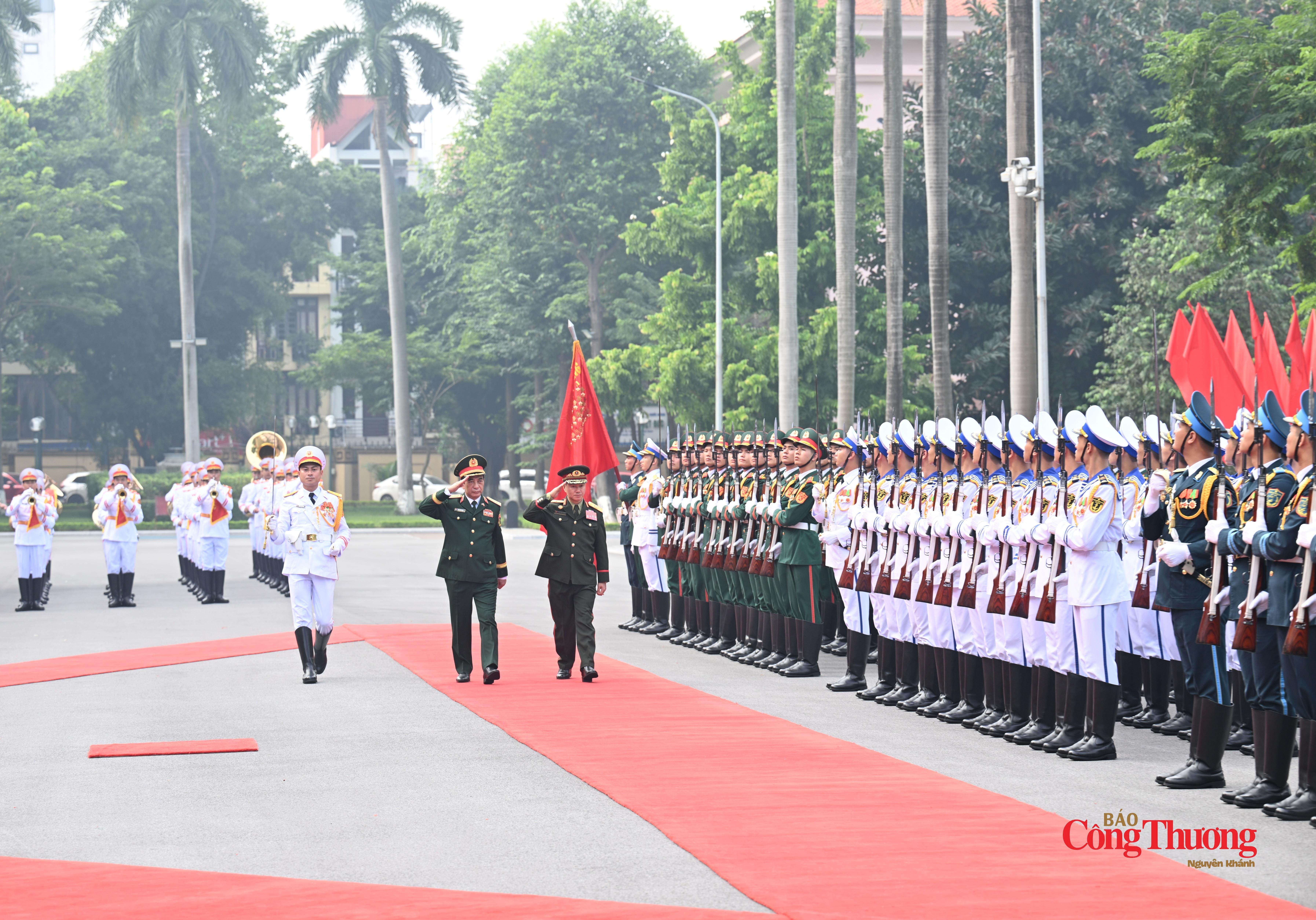 Đại tướng Phan Văn Giang, Đại tướng Khamliang Outhakaysone duyệt đội danh dự.