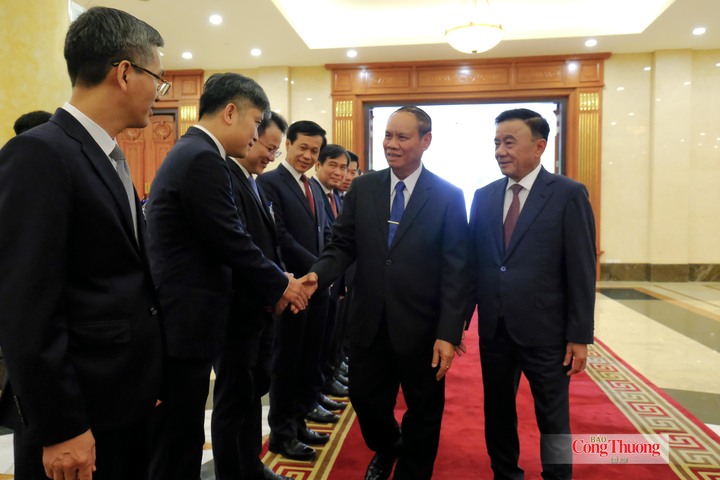 Ủy viên Bộ Chính trị, Thường trực Ban Bí thư Trần Cẩm Tú giới thiệu các thành viên Đoàn đại biểu cấp cao Việt Nam