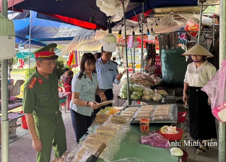 Lực lượng chức năng phối hợp kiểm tra, kiểm soát các gian hàng tại Lễ hội chùa Keo mùa Thu năm 2026.