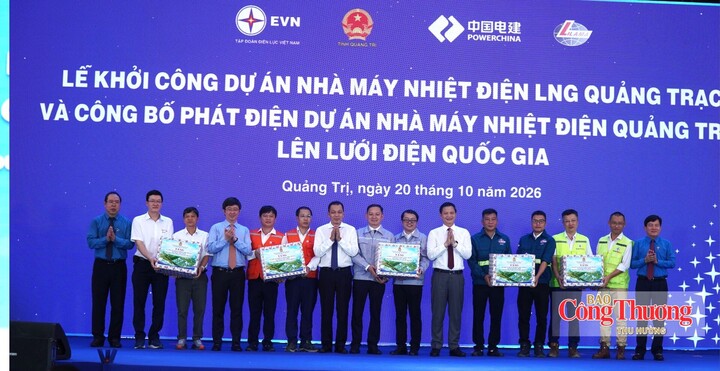 Tổng Liên đoàn Lao động Việt Nam cùng đại diện Công đoàn Điện lực, EVN, tỉnh Quảng Trị, đoan vị liên danh nhà thầu tặng quà cho người lao động thi công dự án