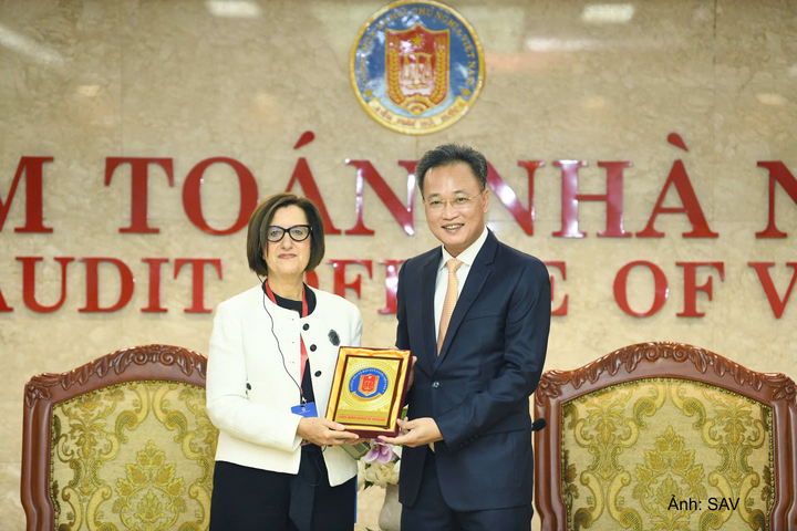 Tổng Kiểm toán nhà nước Việt Nam tặng quà cho Chủ tịch Tòa Thẩm kế Hy Lạp.