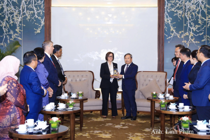 Chủ tịch UBND thành phố Hà Nội Vũ Đại Thắng và bà Sotiria Ntouni trao quà lưu niệm tại buổi tiếp.
