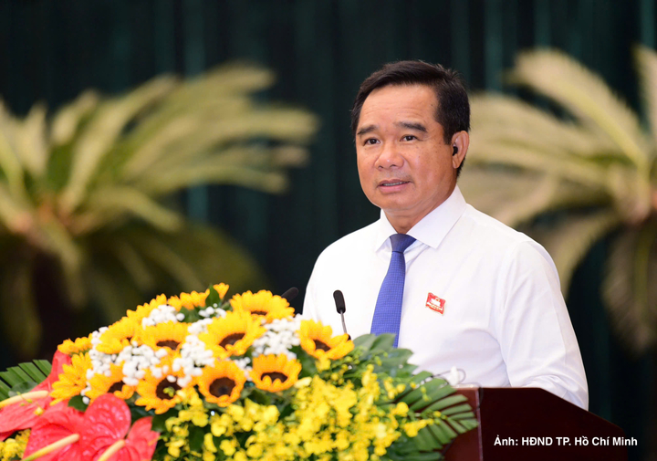 Ông Nguyễn Văn Được, Chủ tịch UBND TP. Hồ Chí Minh trao đổi tại hội trường sáng 30/10.