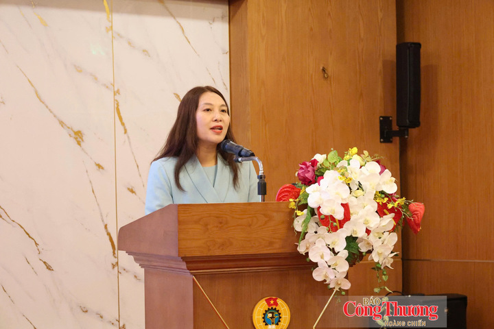 Bà Nguyễn Cẩm Trang, đại diện Cục Xuất nhập khẩu (Bộ Công Thương) phát biểu tại hội nghị.