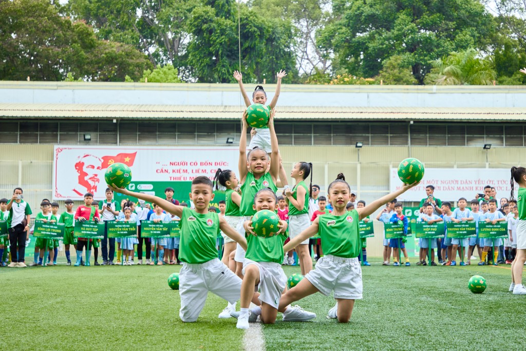 1.1 Tiết mục nhảy “MILO – Năng động Việt Nam” mở màn Lễ Khai mạc Vòng chung kết Festival Bóng đá Học đường TP.HCM năm học 2023-2024 - Cúp Nestlé MILO